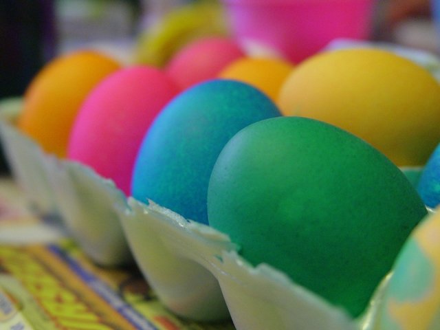 How to Dye Easter Eggs